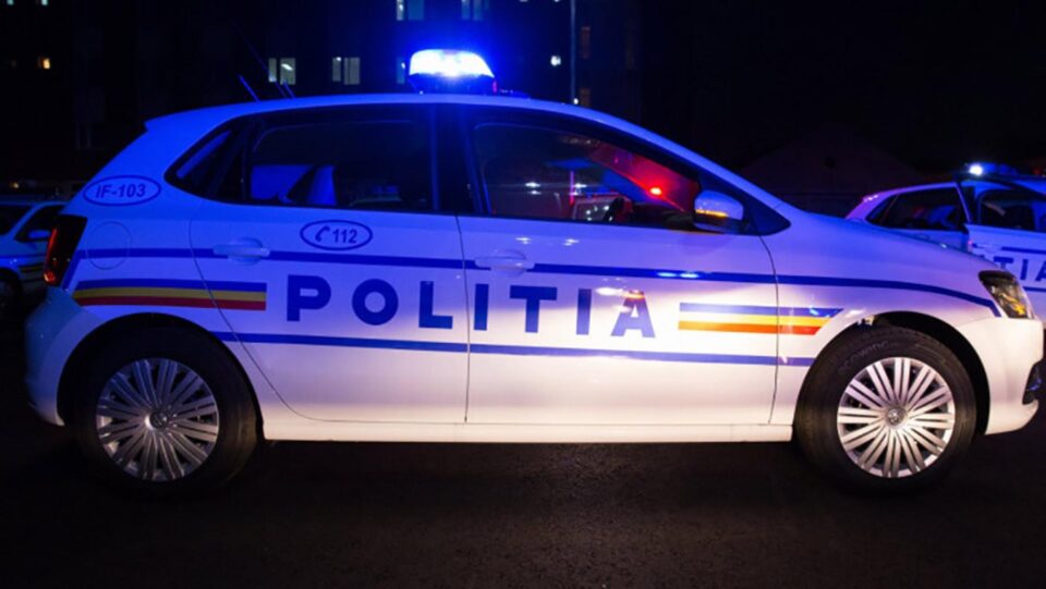 Trei persoane rănite, în urma coliziunii unei mașini cu un cap de pod