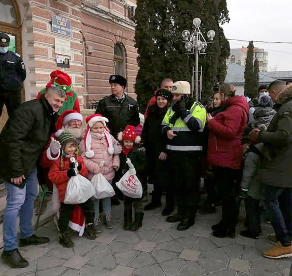 Peste 800 de copii din Fălticeni au primit, pe 24 decembrie, cadouri de la Moș Crăciun în Orășelul Copiilor