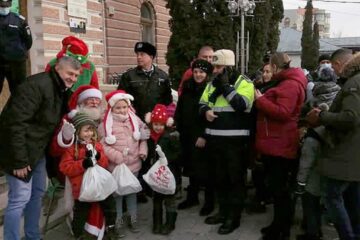 Peste 800 de copii din Fălticeni au primit, pe 24 decembrie, cadouri de la Moș Crăciun în Orășelul Copiilor