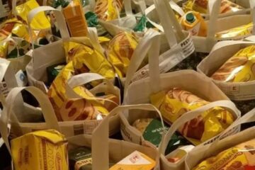 Pachete cu bunătăți oferite în municipiul Suceava prin proiectul Povestea fiecărui bunic, de echipa Destine și Valori 1