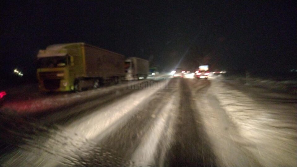 Drumurile naționale din județul Suceava sunt deschise traficului. Circulația rutieră este îngreunată de ninsorile abundente