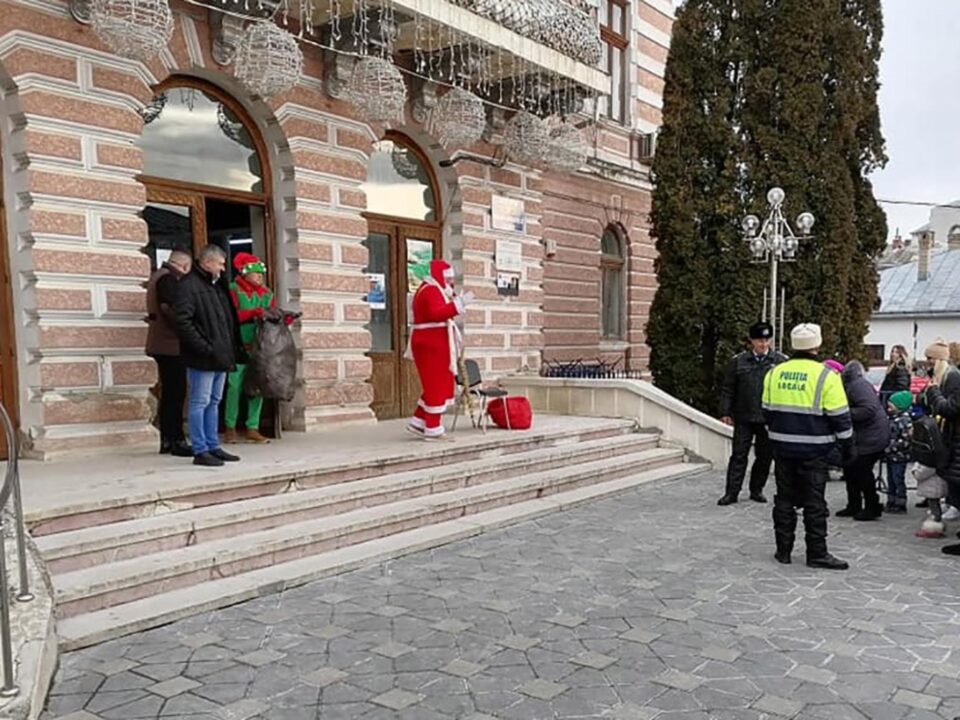 Peste 800 de copii din Fălticeni au primit, pe 24 decembrie, cadouri de la Moș Crăciun în Orășelul Copiilor