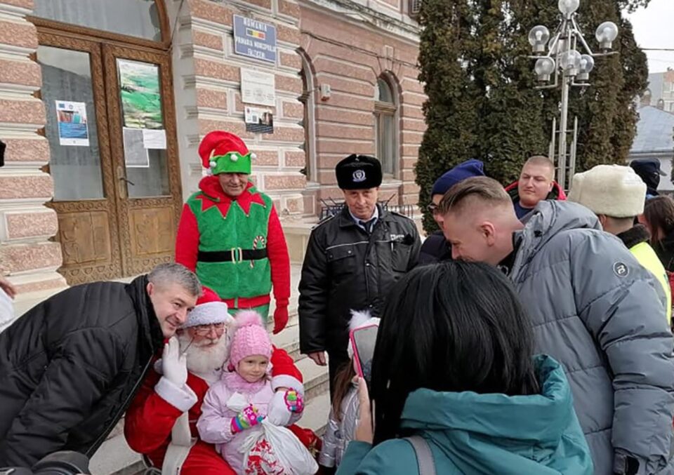 Peste 800 de copii din Fălticeni au primit, pe 24 decembrie, cadouri de la Moș Crăciun în Orășelul Copiilor