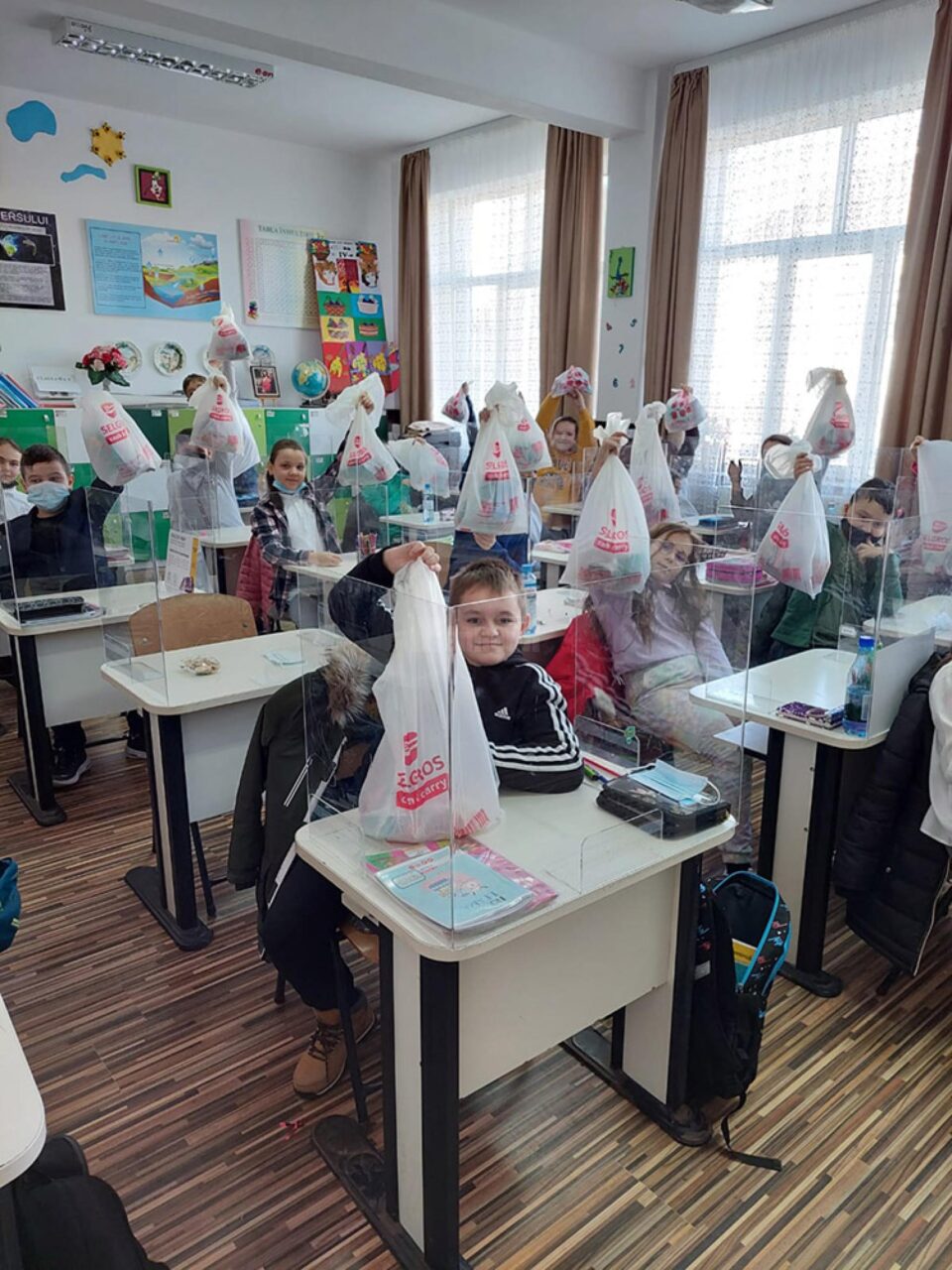 750 de elevi de la Liceul Tehnologic Cajvana au primit daruri de la Moș Crăciun