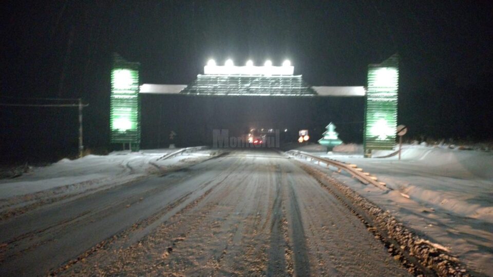 Drumurile naționale din județul Suceava sunt deschise traficului. Circulația rutieră este îngreunată de ninsorile abundente