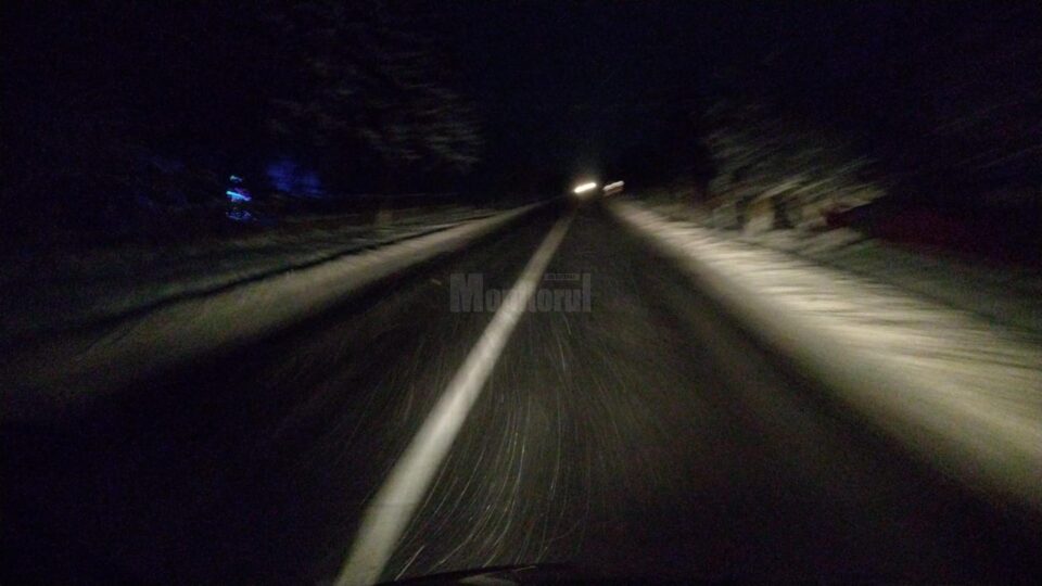 Drumurile naționale sunt „la negru” în zona Sucevei. Circulație în condiții de iarnă în zona de munte Drumurile naționale sunt „la negru” în zona Sucevei. Circulație în condiții de iarnă în zona de munte