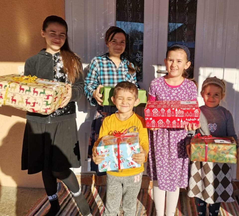 Copiii au primit dulciuri, jucării, haine și încălțăminte