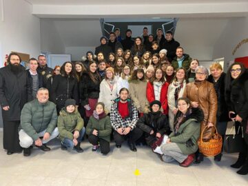 Voluntarii Asociației Tinerilor Ortodocși Suceveni au ajuns cu daruri, și în acest an, la zeci de copii și tineri necăjiți din județ