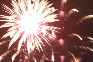 În seara zilei de 31 decembrie focul de artificii va fi la ora 24.00, iar artificiile vor fi aprinse de pe Casa Culturii