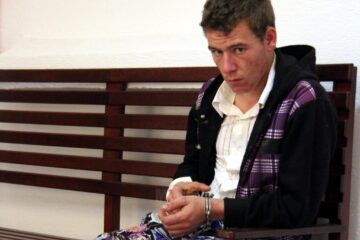 Vasile Ionuț Oprișan pe holurile Judecătoriei Suceava