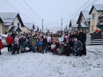 Voluntarii Asociației Tinerilor Ortodocși Suceveni au ajuns cu daruri, și în acest an, la zeci de copii și tineri necăjiți din județ