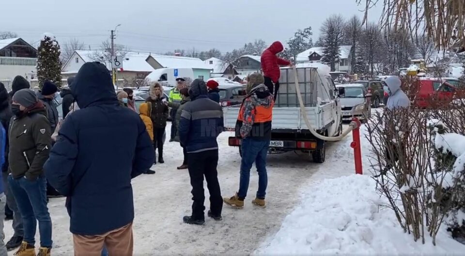 În anul 2021 locuitorii din Scheia își alimentează casele cu apă carată cu bidoane de 1.000 de litri În anul 2021 locuitorii din Scheia își alimentează casele cu apă carată cu bidoane de 1.000 de litri