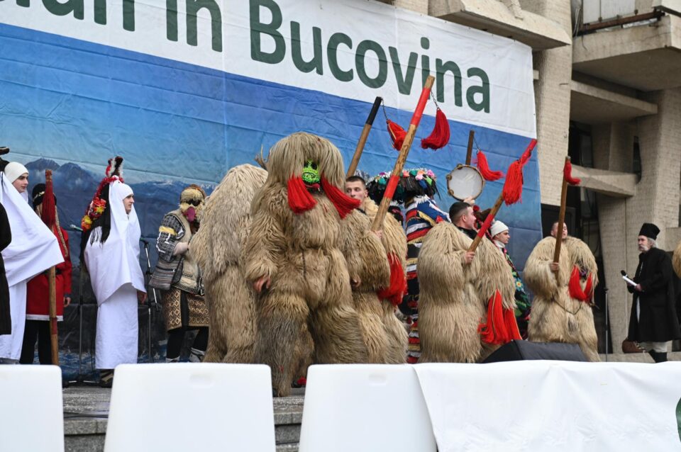 Superbele tradiții și obiceiuri de Anul Nou din Bucovina au atras mii de spectatori în centrul Sucevei