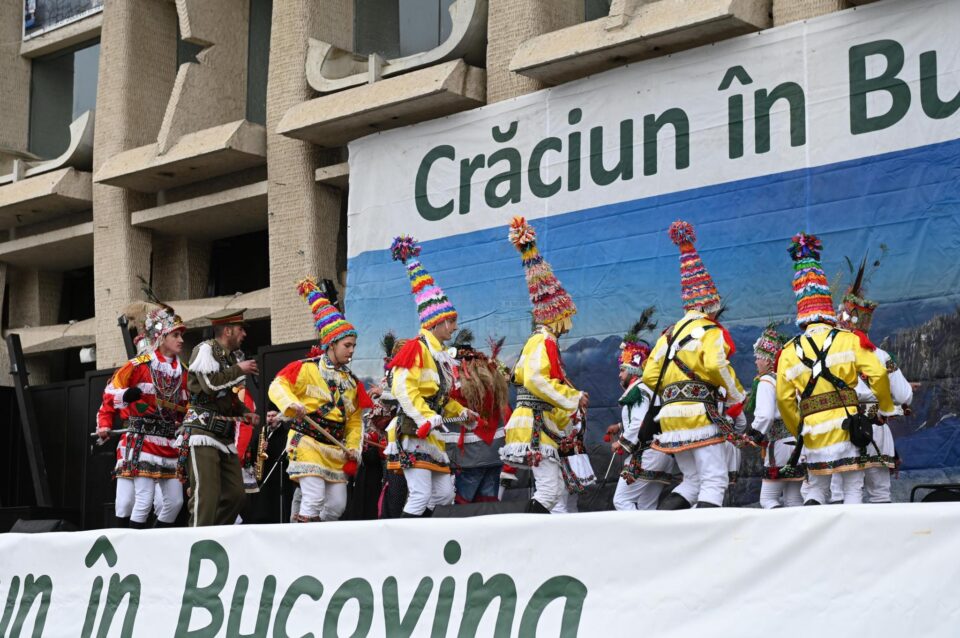 Superbele tradiții și obiceiuri de Anul Nou din Bucovina au atras mii de spectatori în centrul Sucevei