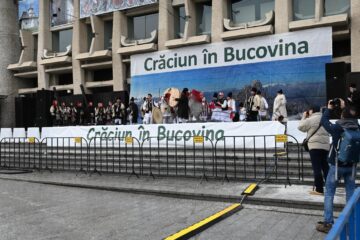 Superbele tradiții și obiceiuri de Anul Nou din Bucovina au atras mii de spectatori în centrul Sucevei