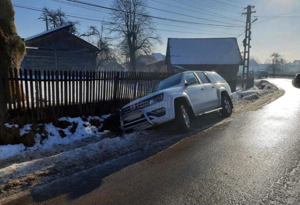 Autoturism implicat in coliziunea de la Vatra Moldovitei