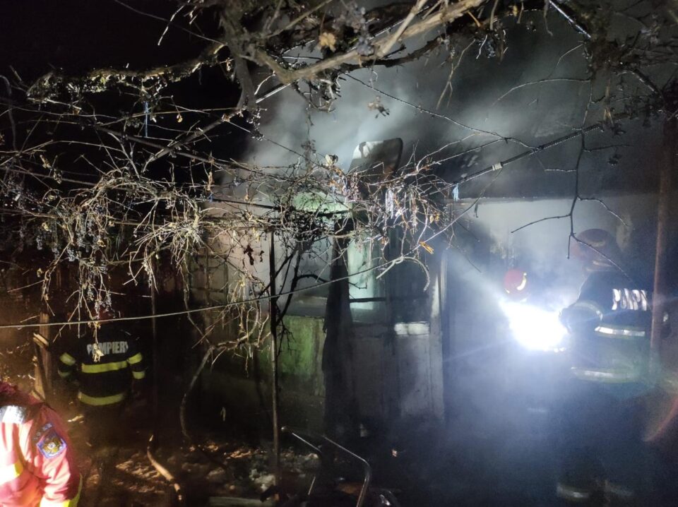 Proprietarii gospodariei afectate de incendiu la Tarna Mare au ajuns la spital, pentru ingrijiri medicale