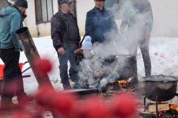 Cei 75 de „bunici” de la Căminul petru Persoane Vârstnice Solca au simțit și în acest an „gustul sărbătorilor de-acasă” (2).jpg