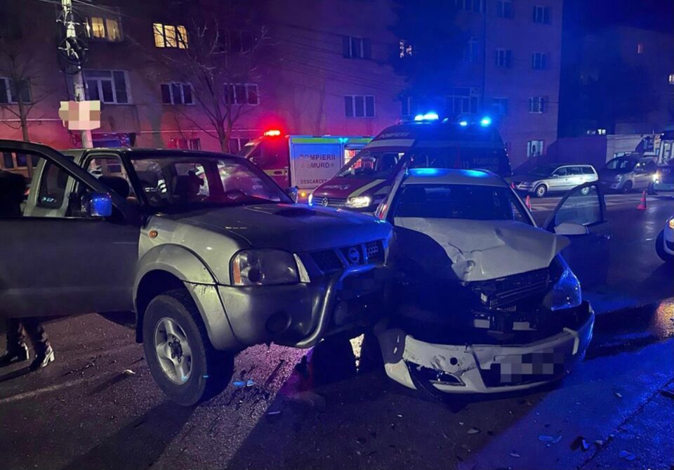 Doi soți și fetița lor de 7 ani, băgați în spital de o șoferiță care nu a dat prioritate în intersecție Doi soți și fetița lor de 7 ani, băgați în spital de o șoferiță care nu a dat prioritate în intersecție