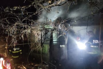 Incendiul de la locuința din Tarna Mare, ai cărei proprietari au ajuns la spital