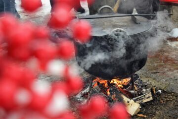 Cei 75 de „bunici” de la Căminul pentru Persoane Vârstnice Solca au simțit și în acest an „gustul sărbătorilor de-acasă”