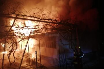 Casă distrusă de un puternic incendiu pornit de la sobă