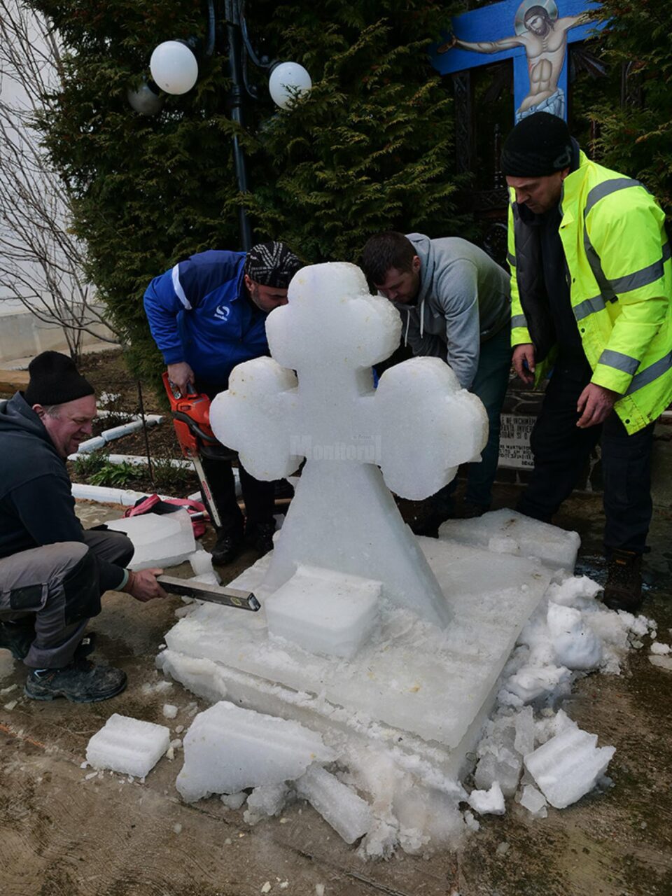 Cruce de gheață fasonată de pompieri în curtea bisericii din Bosanci