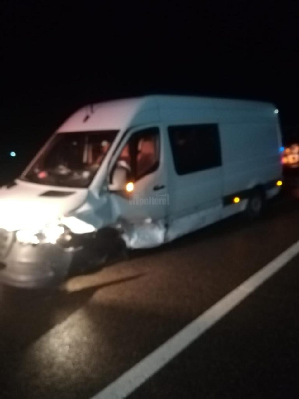 Accident între un microbuz și un autoturism, la Poiana Stampei
