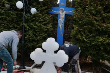 Cruce de gheață montată la Biserica „Adormirea Maicii Domnului” din Dealul Bosanciului