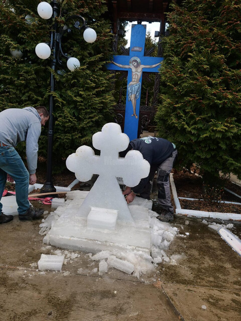 Cruce de gheață montată la Biserica „Adormirea Maicii Domnului” din Dealul Bosanciului