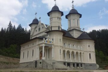 Credincioșii de stil vechi, care păstrează calendarul iulian, sărbătoresc vineri Crăciunul