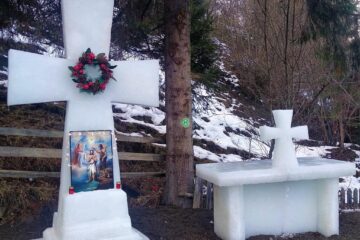Parohia „Sf. Ierarh Nicolae” din satul Ciumârna are și în acest an cruce de gheață de Bobotează (3).jpg