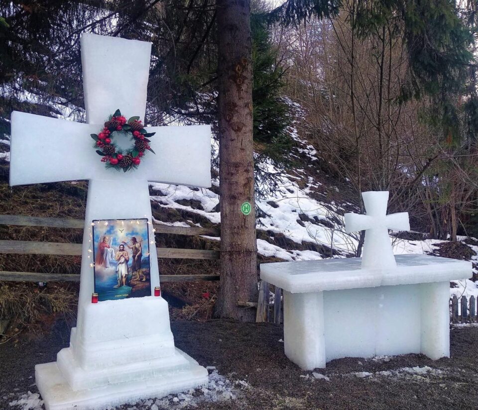 Parohia „Sf. Ierarh Nicolae” din satul Ciumârna are și în acest an cruce de gheață de Bobotează (3).jpg