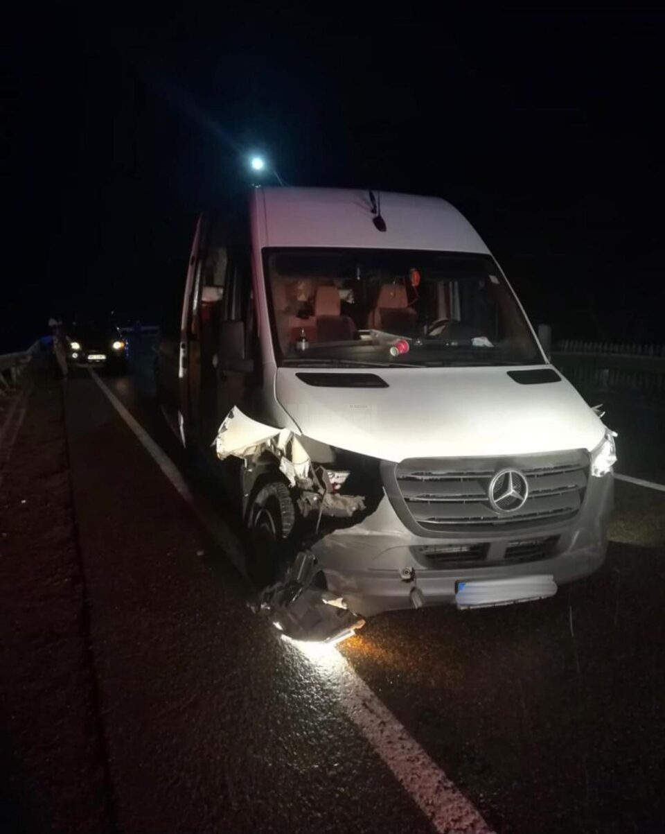 Accident între un microbuz și un autoturism, la Poiana Stampei