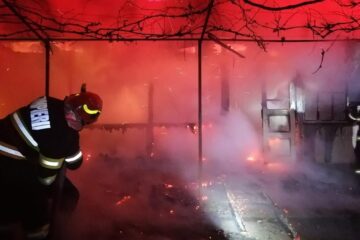 Un puternic incendiu a lăsat pagube mari în urmă într-o gospodărie din Drăgușeni