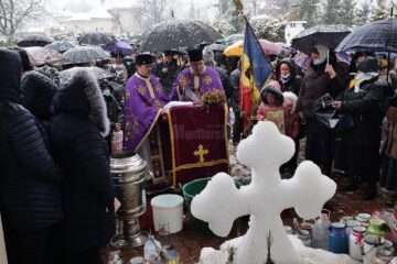 În jurul altarului, la slujba de sfințire a apei