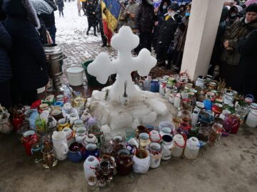 De Bobotează credincioșii din Bosanci s-au adunat la slujba de sfințire a apei, în jurul crucilor de gheață