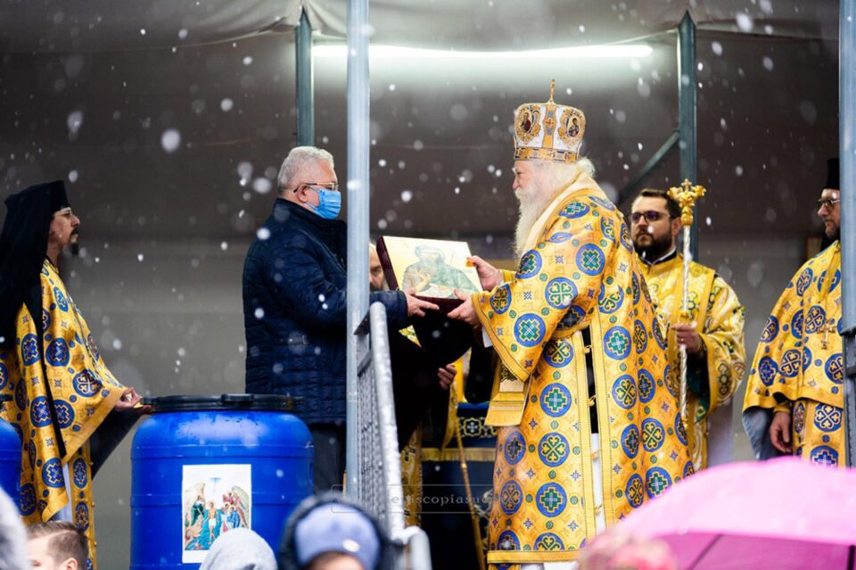 IPS Calinic, Arhiepiscopul Sucevei și Rădăuților, i-a oferit o frumoasă icoană sfințită primarului Ion Lungu IPS Calinic, Arhiepiscopul Sucevei și Rădăuților, i-a oferit o frumoasă icoană sfințită primarului Ion Lungu