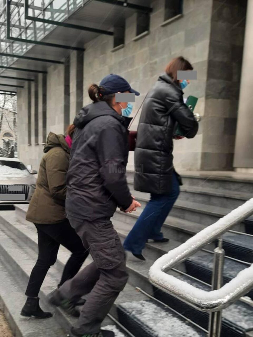 Cei doi suspecți aduși la audieri și puși sub acuzare în dosarul privind avize false, în numele unor instituții publice Cei doi suspecți aduși la audieri și puși sub acuzare în dosarul privind avize false, în numele unor instituții publice