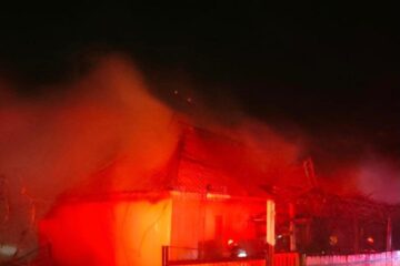 Incendiul izbucnit sâmbătă seară, la Baia