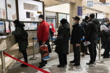 Aglomerație la plata taxelor și impozitelor locale la ghișeele Primăriei Suceava, chiar din prima zi