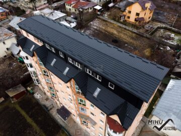 Oamenii din blocul rămas decopertat după o puternică vijelie au revenit la o viață normală prin implicarea celor de la Mihu Acoperișuri