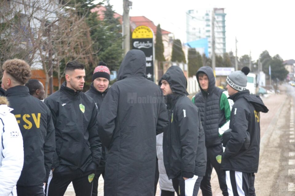 Jucatorii Forestei au petrecut 17 ore in vama sarbo-croata