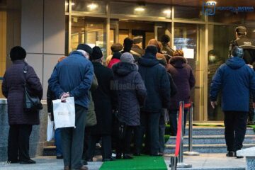 Aglomerație la plata taxelor și impozitelor locale la ghișeele Primăriei Suceava, chiar din prima zi
