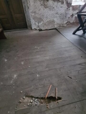 Dușumeaua este distrusă