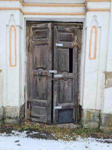 O clădire reprezentativă din Vatra Dornei, abandonată de ani de zile, a ajuns într-o stare deplorabilă