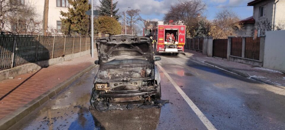 O mașină a ars violent în apropierea unui sens giratoriu din Suceava