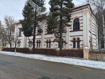 O clădire reprezentativă din Vatra Dornei, abandonată de ani de zile, a ajuns într-o stare deplorabilă