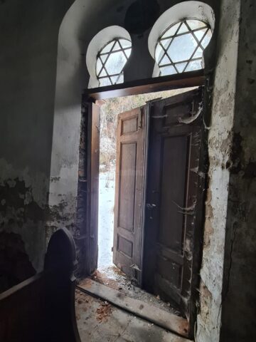 O clădire reprezentativă din Vatra Dornei, abandonată de ani de zile, a ajuns într-o stare deplorabilă