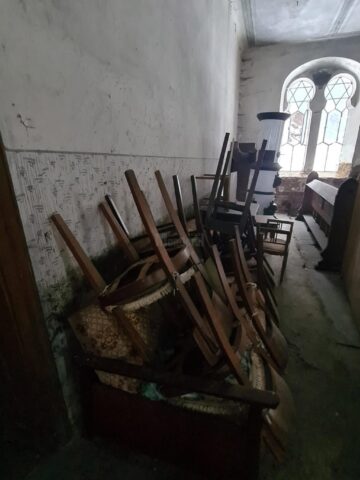 Scaune abandonate în sinagogă
